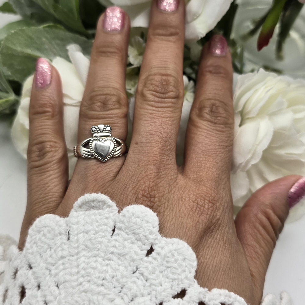 🥰 LAVISH CLADDAGH RING - Picture 2 of 5
